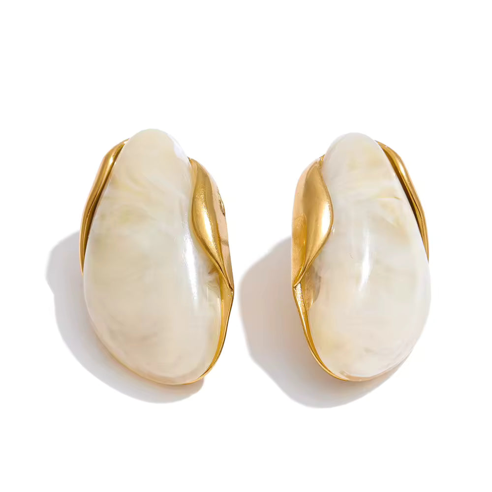 Les boucles d’oreilles Ambre